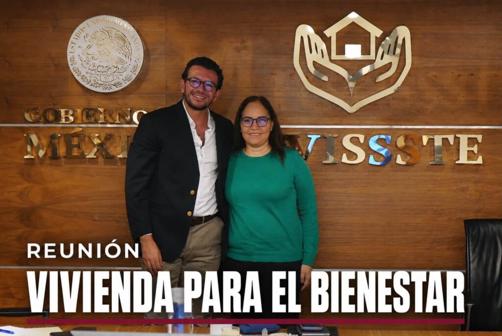 Miguel Ángel Tello Vargas y Jabnely Maldonado durante una reunión sobre el Programa de Vivienda para el Bienestar.