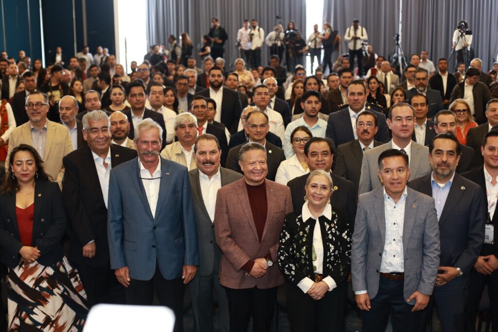 Autoridades estatales y representantes del sector empresarial durante la inauguración de Momentum: Expo Industrial Hidalgo 2026 en Pachuca.