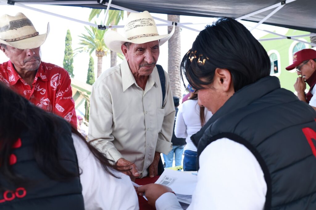 Habitantes de Juárez Hidalgo reciben atención durante la entrega de apoyos realizada como parte de las Rutas para la Reconstrucción.