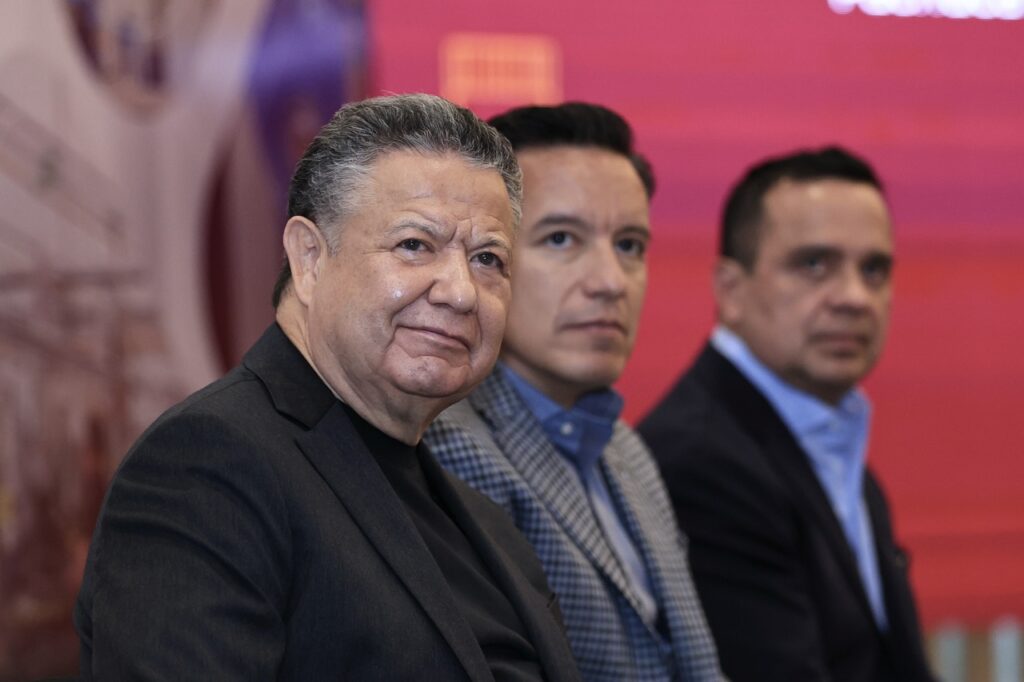 El gobernador Julio Menchaca Salazar durante el Noveno Anuncio de Inversiones en Hidalgo, acompañado por funcionarios estatales.