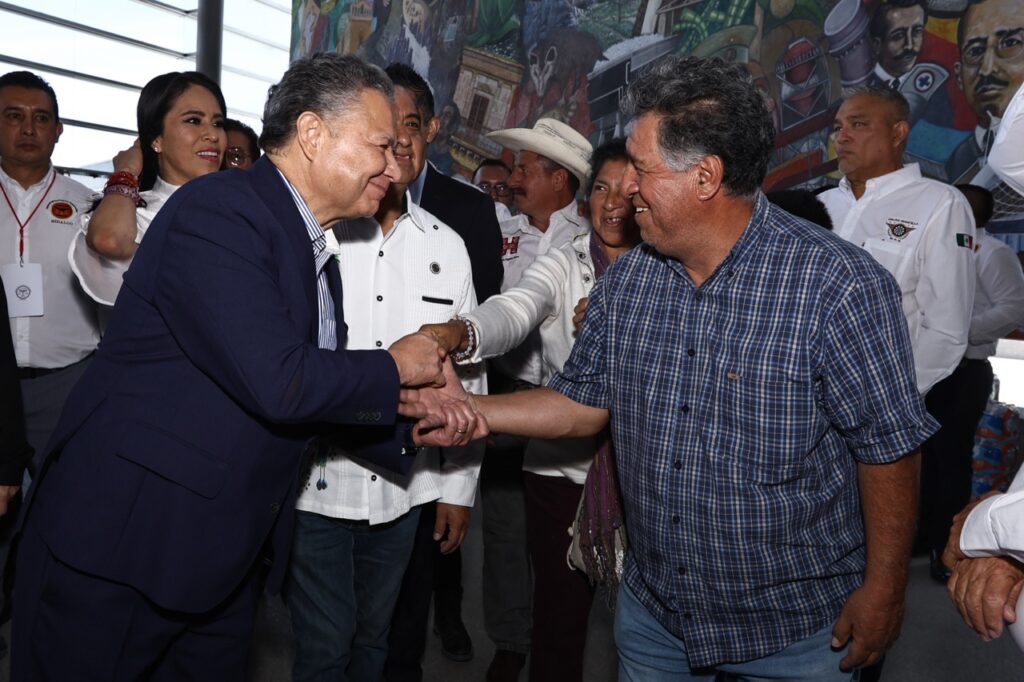 El gobernador Julio Menchaca saluda a un trabajador durante el séptimo aniversario de la CATEM Hidalgo.