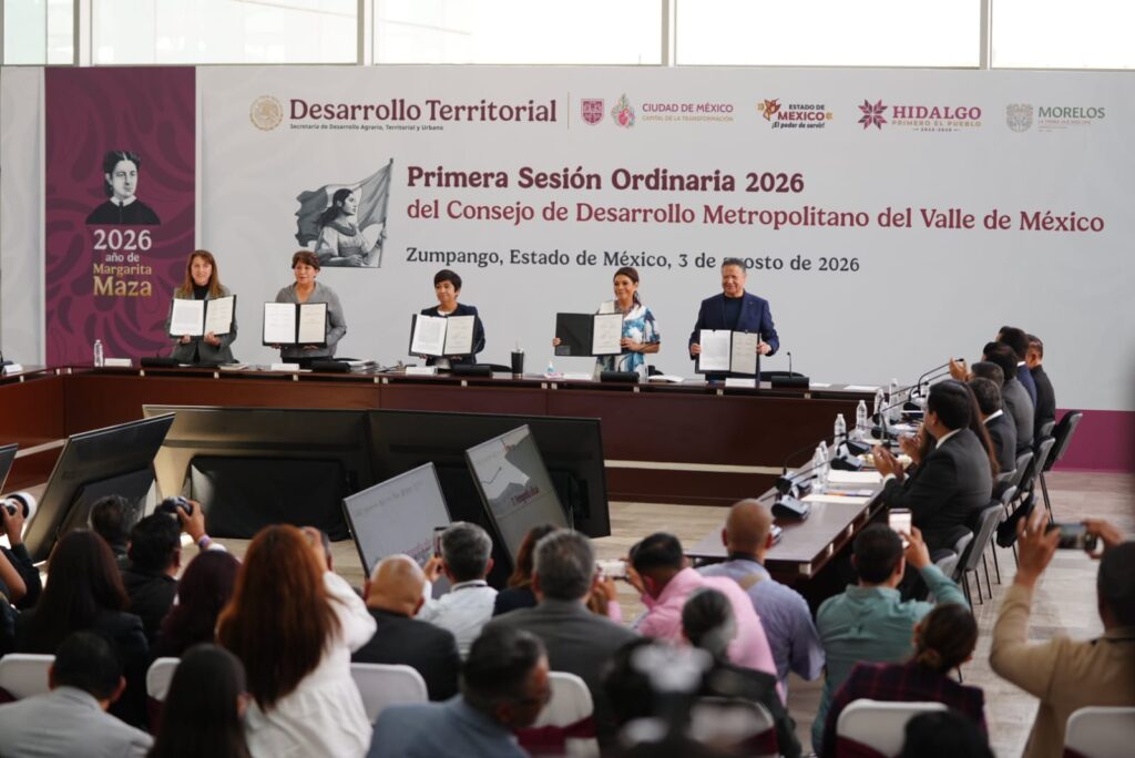 Autoridades muestran los documentos firmados durante la Primera Sesión Ordinaria 2026 del Consejo de Desarrollo Metropolitano del Valle de México.