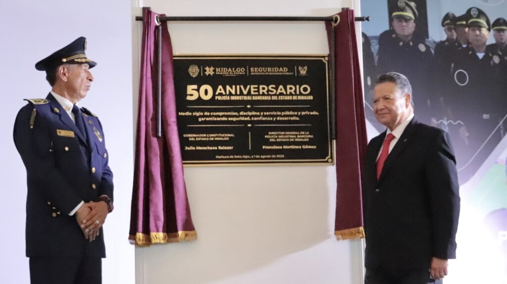 El gobernador Julio Menchaca Salazar participa en la develación de la placa conmemorativa por el 50 aniversario de la Policía Industrial Bancaria del Estado de Hidalgo.