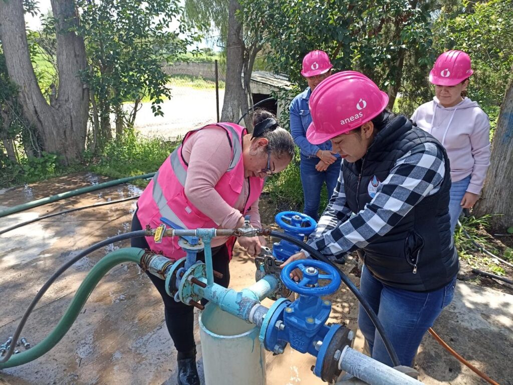 Mujeres con cascos y chalecos rosas inspeccionan válvulas y tuberías de una instalación hidráulica en Hidalgo.