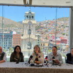 Integrantes de Alturh presentan recorridos turísticos durante una conferencia de prensa con el Reloj Monumental de Pachuca al fondo.