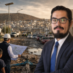 Guillermo Eduardo Lizama Carrasco frente a una composición sobre los problemas urbanos del sur de Pachuca, con viviendas, tráfico, vialidades deterioradas, una fuga de agua y planeación territorial.