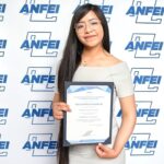 Marisol Gutiérrez Torres sostiene el reconocimiento otorgado por la ANFEI como mejor egresada de ingeniería del ITESA.