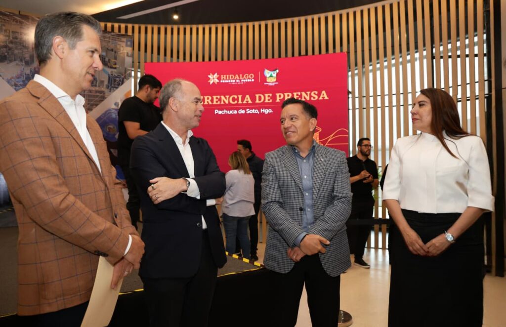 Representantes empresariales y autoridades durante el anuncio de inversiones en Hidalgo, en el que se presentó el proyecto de HiRef para instalar su primera planta de manufactura en México.