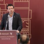 Miguel Tello habla frente a un micrófono durante una conferencia de prensa en Pachuca, Hidalgo.