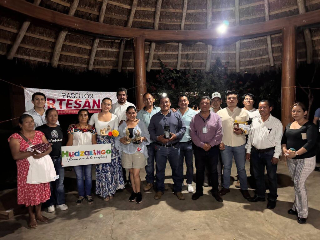 Autoridades, artesanos, productores y representantes locales durante una gira de trabajo para fortalecer la oferta turística de Huazalingo, Hidalgo.