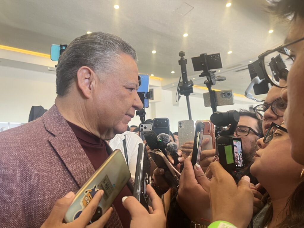 Julio Menchaca Salazar atiende a representantes de medios de comunicación durante una entrevista en Hidalgo.