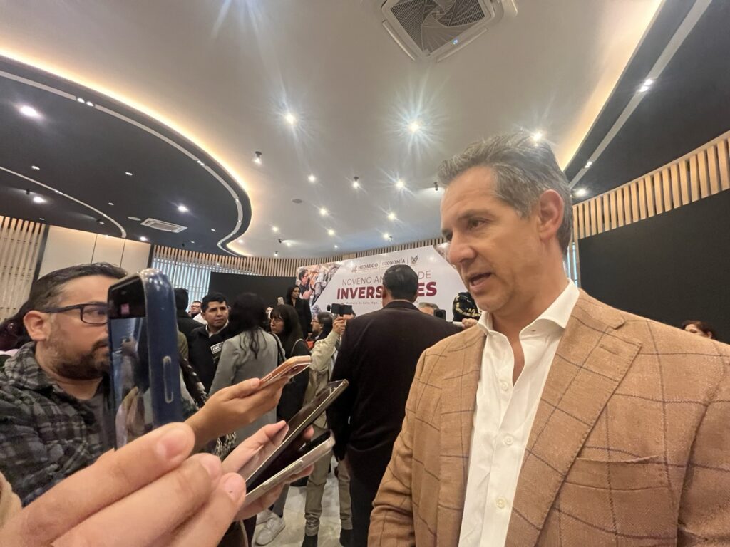 Germán Ahumada, presidente y director general de DEWA, frente a un desarrollo industrial y logístico con naves, vialidades y vías ferroviarias.