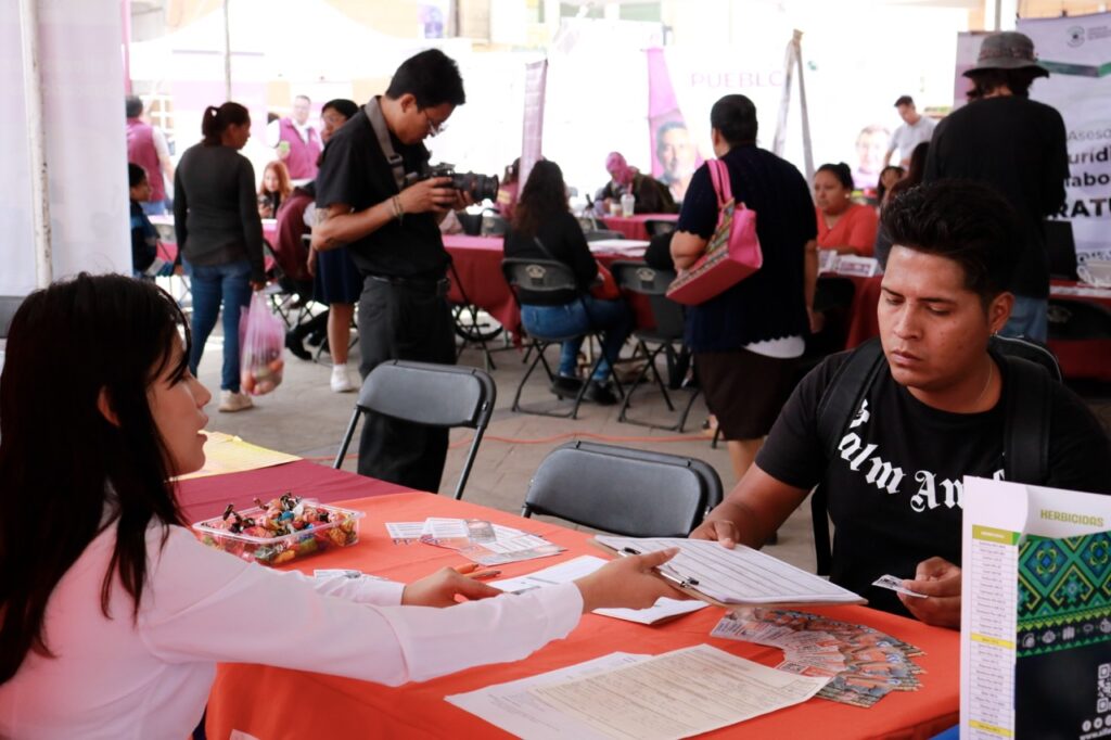 Buscador de empleo recibe información sobre oportunidades laborales durante una feria de empleo en Hidalgo.