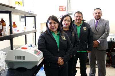 Equipo de investigadores de la Universidad Politécnica de Pachuca posa dentro de un laboratorio junto a instrumentos, frascos y materiales científicos.