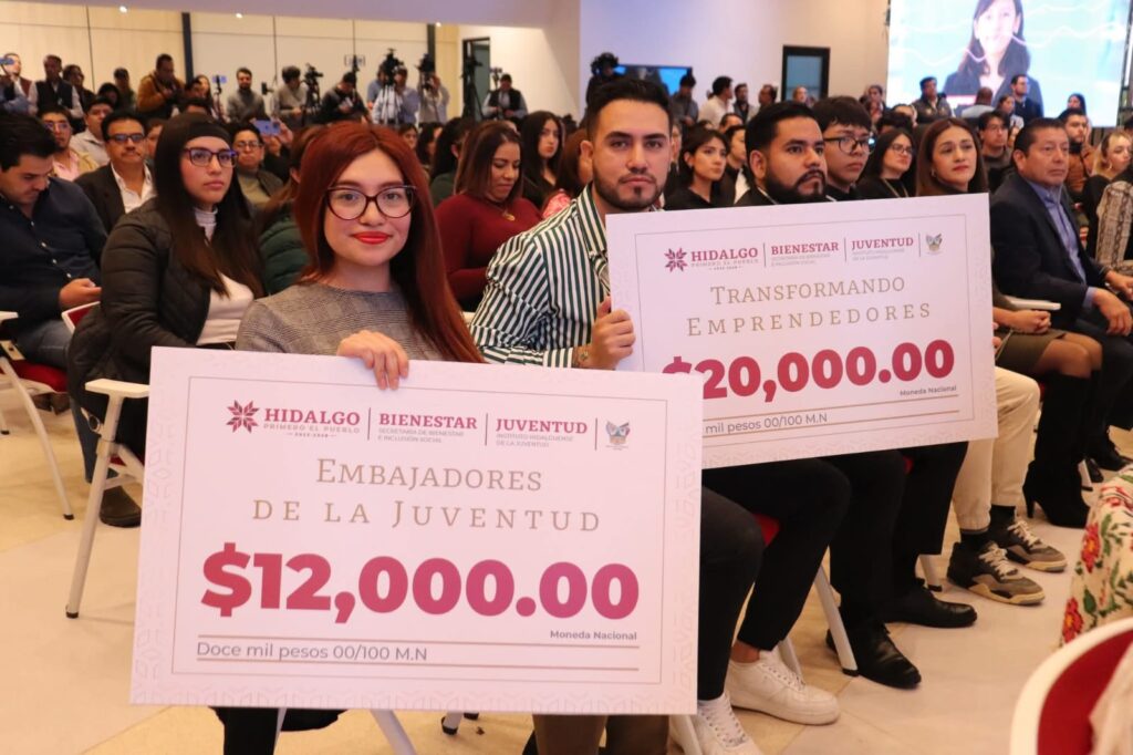 Jóvenes beneficiarios de los programas Transformando Emprendedores y Embajadores Juventud del Inhjuve en Hidalgo, con apoyos de 20 mil y 12 mil pesos.