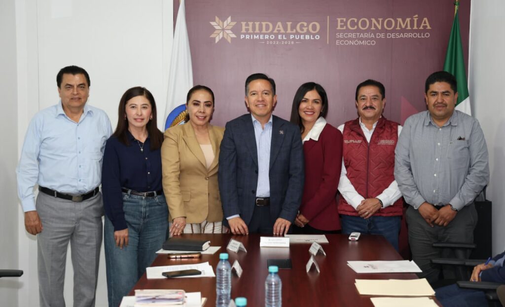 Carlos Henkel Escorza, titular de la Sedeco Hidalgo, junto con autoridades municipales beneficiadas por el programa para rehabilitar mercados en seis municipios.