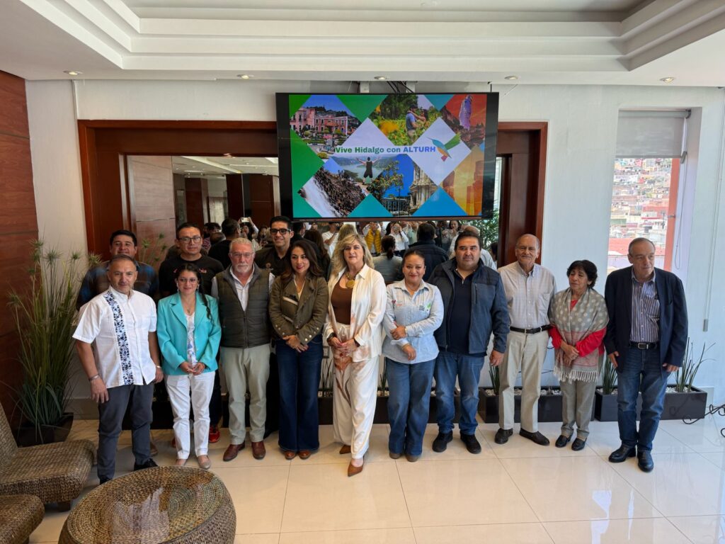 Integrantes de la Alianza Turística del Estado de Hidalgo posan durante la presentación del proyecto Vive Hidalgo con Alturh.