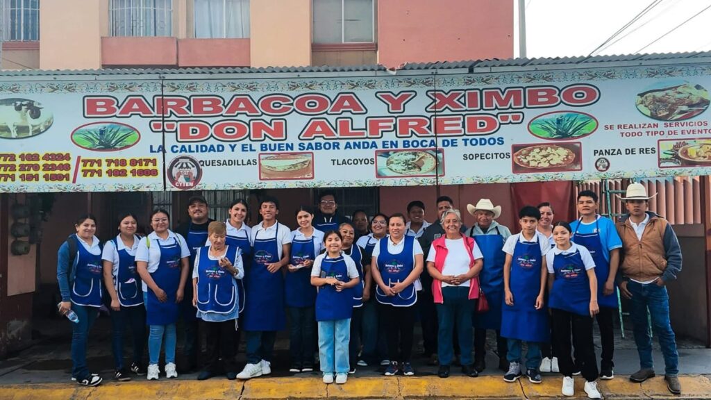 Don Alfredo Sánchez Vázquez y su familia han consolidado Barbacoa y Ximbo Don Alfred como un negocio familiar que comparte la gastronomía tradicional de Hidalgo con comensales del Estado de México.