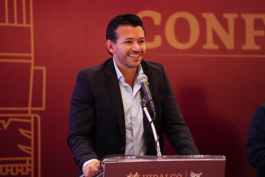 Miguel Tello ofrece una conferencia de prensa sobre las inversiones y el potencial económico de Hidalgo.