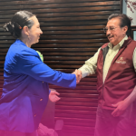 Fabiola Monroy López estrecha la mano de un representante de la Secretaría del Trabajo de Hidalgo durante una reunión.