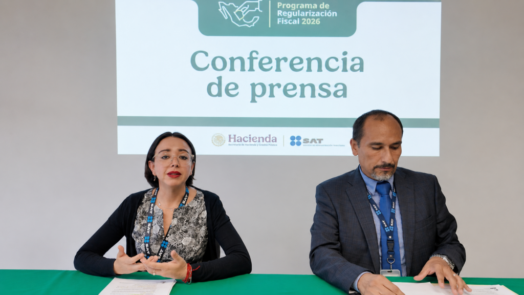 Yolotzin Yazmín Solís Hernández e Israel Islas Lerma durante una conferencia sobre el Programa de Regularización Fiscal 2026 del SAT en Hidalgo.