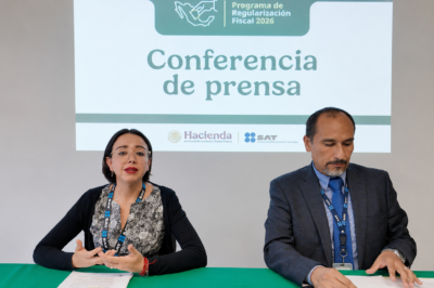 Yolotzin Yazmín Solís Hernández e Israel Islas Lerma durante una conferencia sobre el Programa de Regularización Fiscal 2026 del SAT en Hidalgo.
