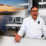 Investigador de la UAEH en un laboratorio, acompañado de una composición con paneles solares al atardecer.