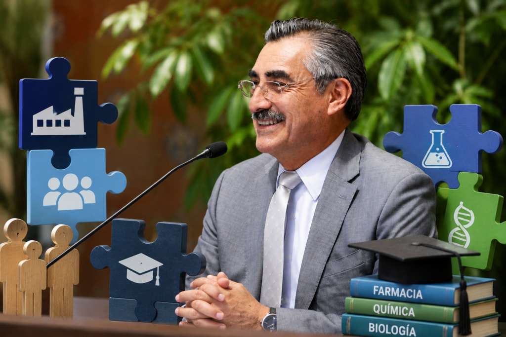 Rector de la UAEH durante conferencia, acompañado de elementos gráficos que representan industria, formación profesional y carreras de Farmacia, Química y Biología.