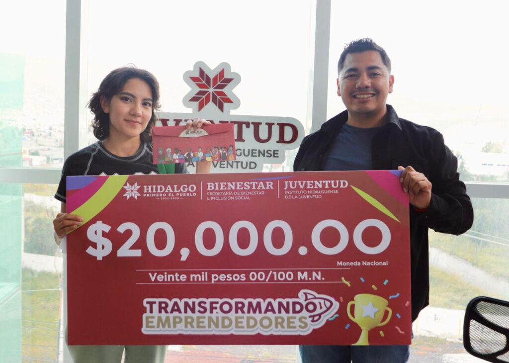 Joven emprendedora y representante del Inhjuve sostienen un cheque simbólico por 20 mil pesos del programa Transformando Emprendedores.