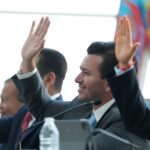 Miguel Ángel Tello Vargas levanta la mano durante una votación del Consejo de Desarrollo Metropolitano del Valle de México.