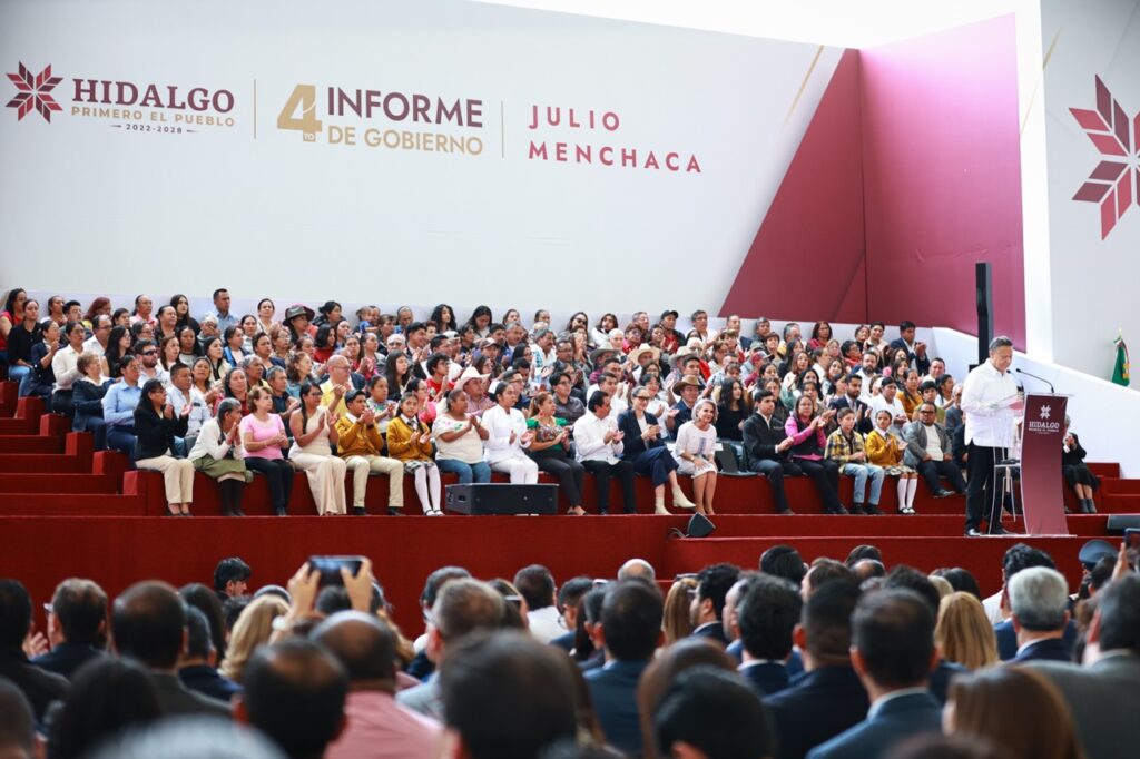 Julio Menchaca presenta su Cuarto Informe de Gobierno ante asistentes reunidos en Hidalgo.