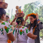 Shaikha Al Nowais convive con mujeres de comunidades indígenas durante su recorrido por Omitlán de Juárez, Hidalgo.