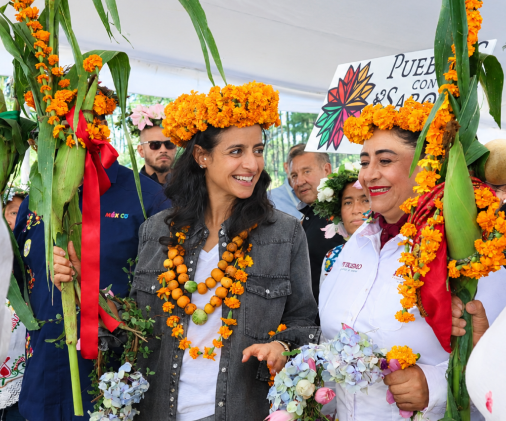 Shaikha Al Nowais convive con mujeres de comunidades indígenas durante su recorrido por Omitlán de Juárez, Hidalgo.