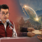 Ricardo Gómez Moreno durante una conferencia de prensa, acompañado de una representación del envío de remesas desde Estados Unidos hacia comunidades de Hidalgo.