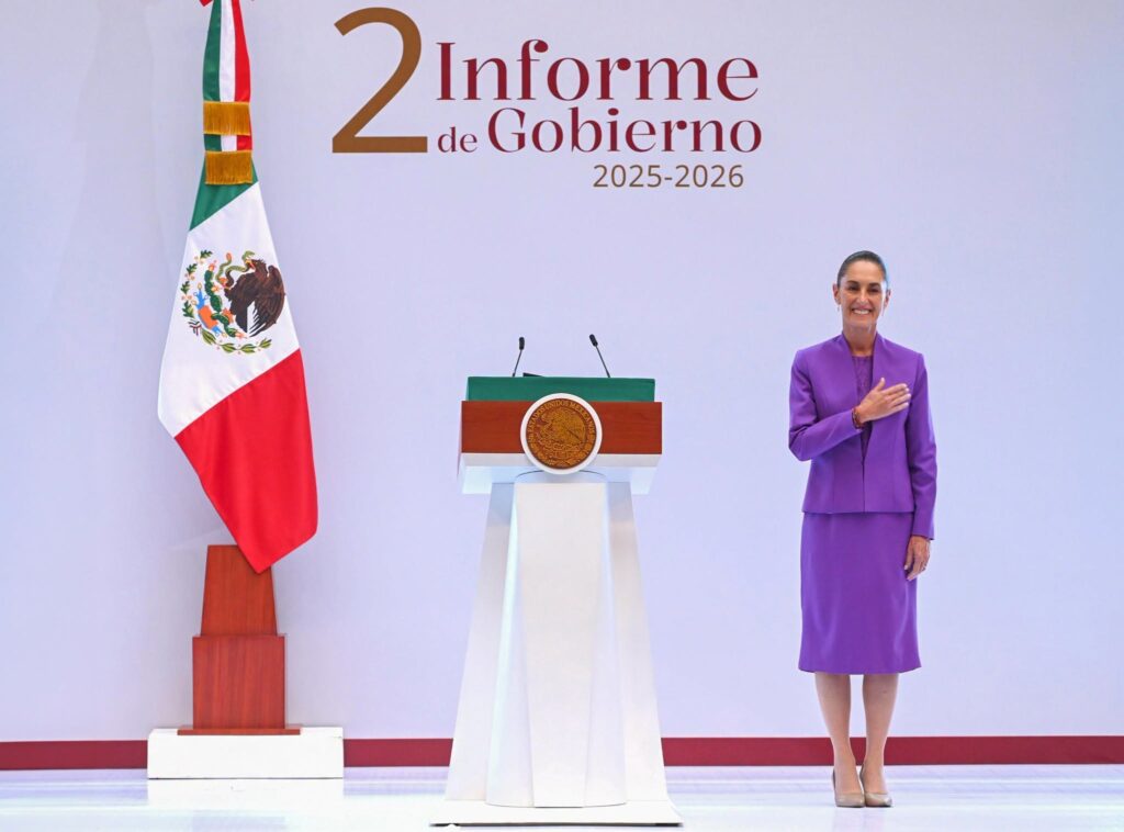 Claudia Sheinbaum junto al podio presidencial y la Bandera de México durante su Segundo Informe de Gobierno 2025-2026.