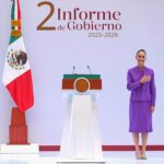 Claudia Sheinbaum junto al podio presidencial y la Bandera de México durante su Segundo Informe de Gobierno 2025-2026.