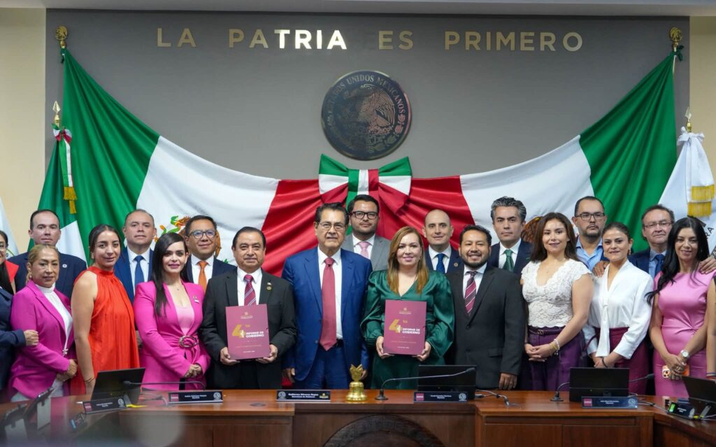 Entrega del Cuarto Informe de Gobierno de Julio Menchaca ante el Congreso del Estado de Hidalgo, con integrantes de la LXVI Legislatura y funcionarios estatales.