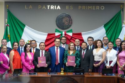 Entrega del Cuarto Informe de Gobierno de Julio Menchaca ante el Congreso del Estado de Hidalgo, con integrantes de la LXVI Legislatura y funcionarios estatales.