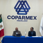 Representantes de Coparmex Hidalgo durante conferencia de prensa en sus instalaciones, acompañados por las banderas de México y del organismo empresarial.