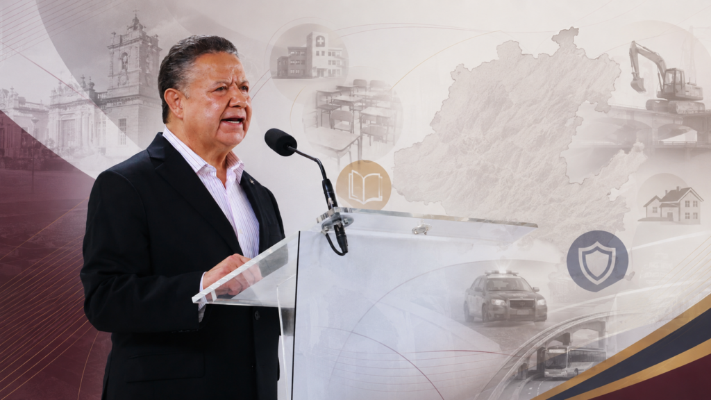 Julio Menchaca frente a un micrófono, acompañado por composiciones alusivas a salud, educación, vivienda, seguridad, transporte y obra pública en Hidalgo.