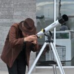 Persona ajusta un telescopio durante una actividad de observación astronómica en las instalaciones del Citnova en Hidalgo.
